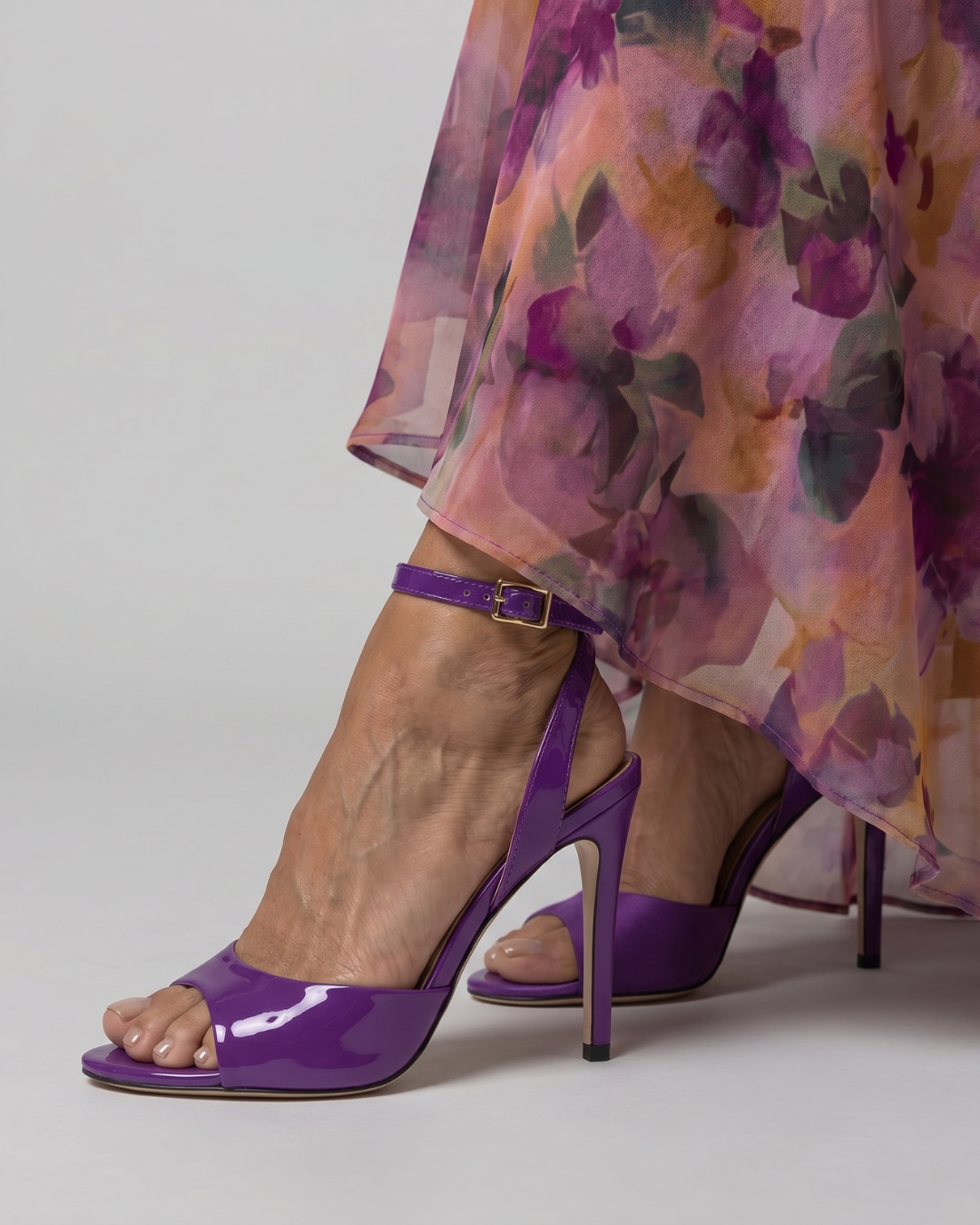 Selene | Sandalias Stiletto Metalizadas con Tira de Tobillo