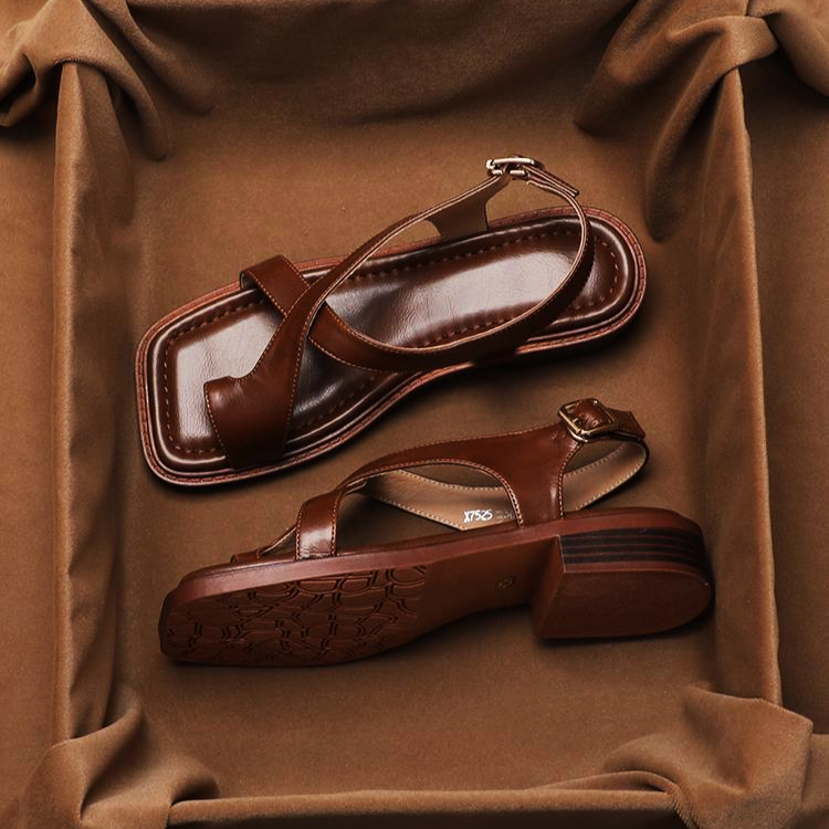 Sandalias cruzadas en cuero italiano