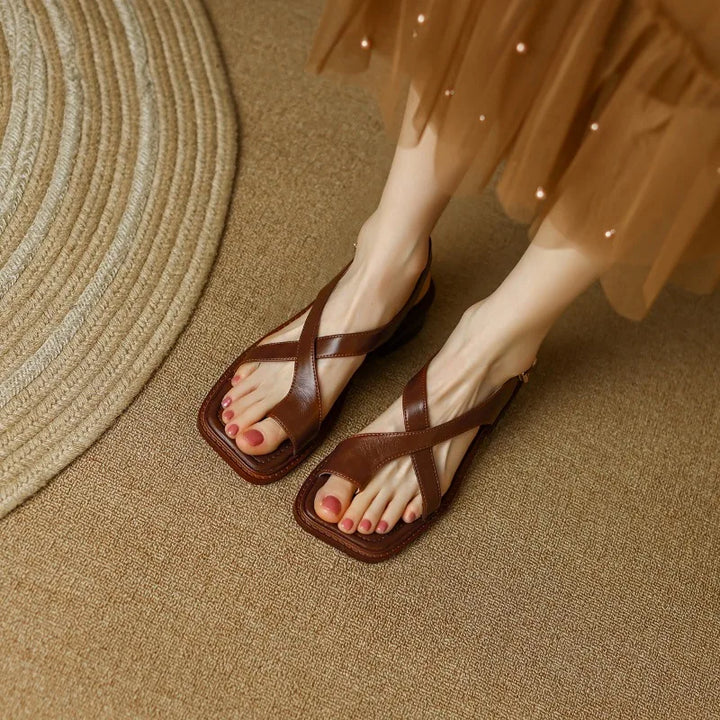 Sandalias cruzadas en cuero italiano